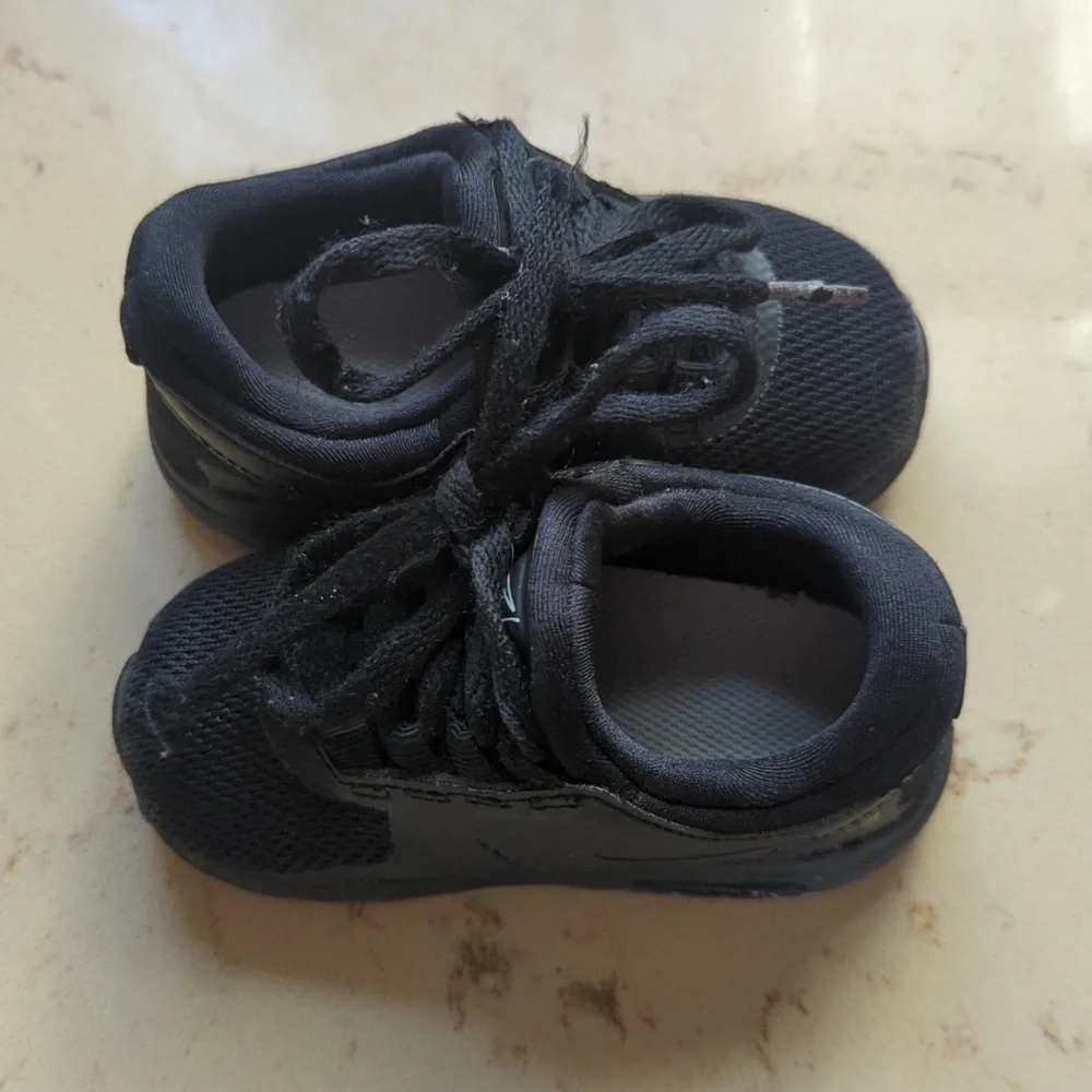 Nike Air Max Zero Athletic Triple Black Sneaker 881227-006 Size US 5C